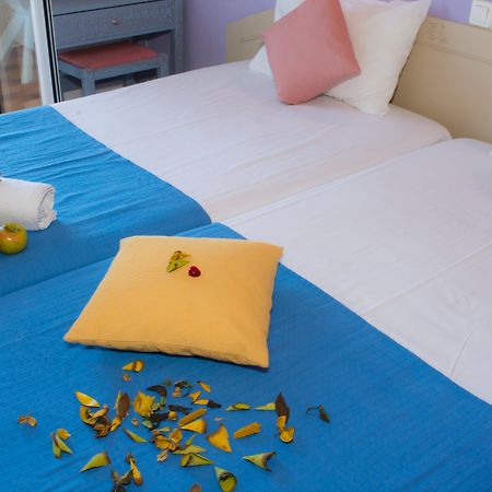 מאליה Nikos Hotel מראה חיצוני תמונה