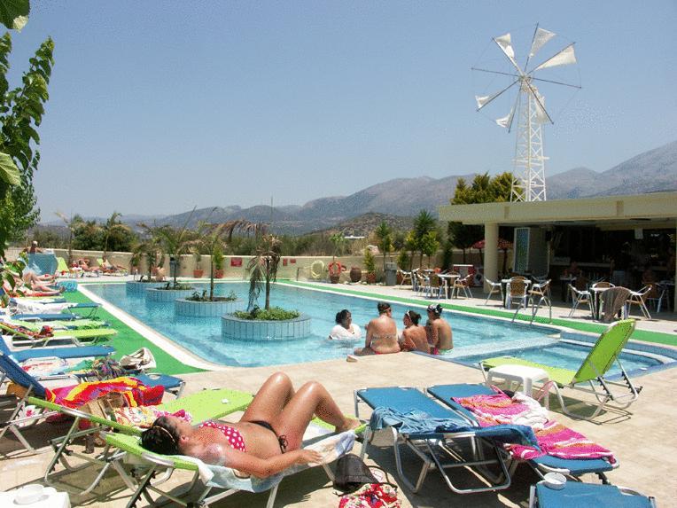 מאליה Nikos Hotel מראה חיצוני תמונה