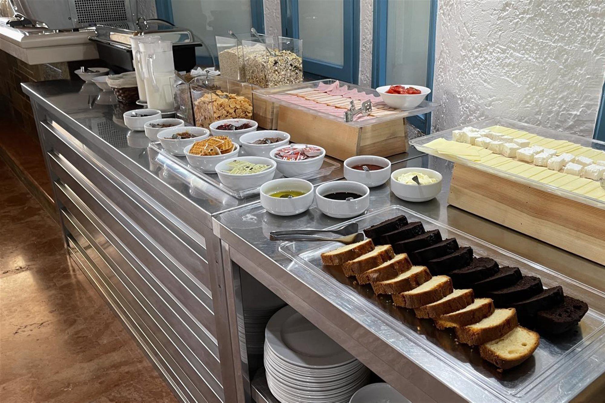 מאליה Nikos Hotel מראה חיצוני תמונה
