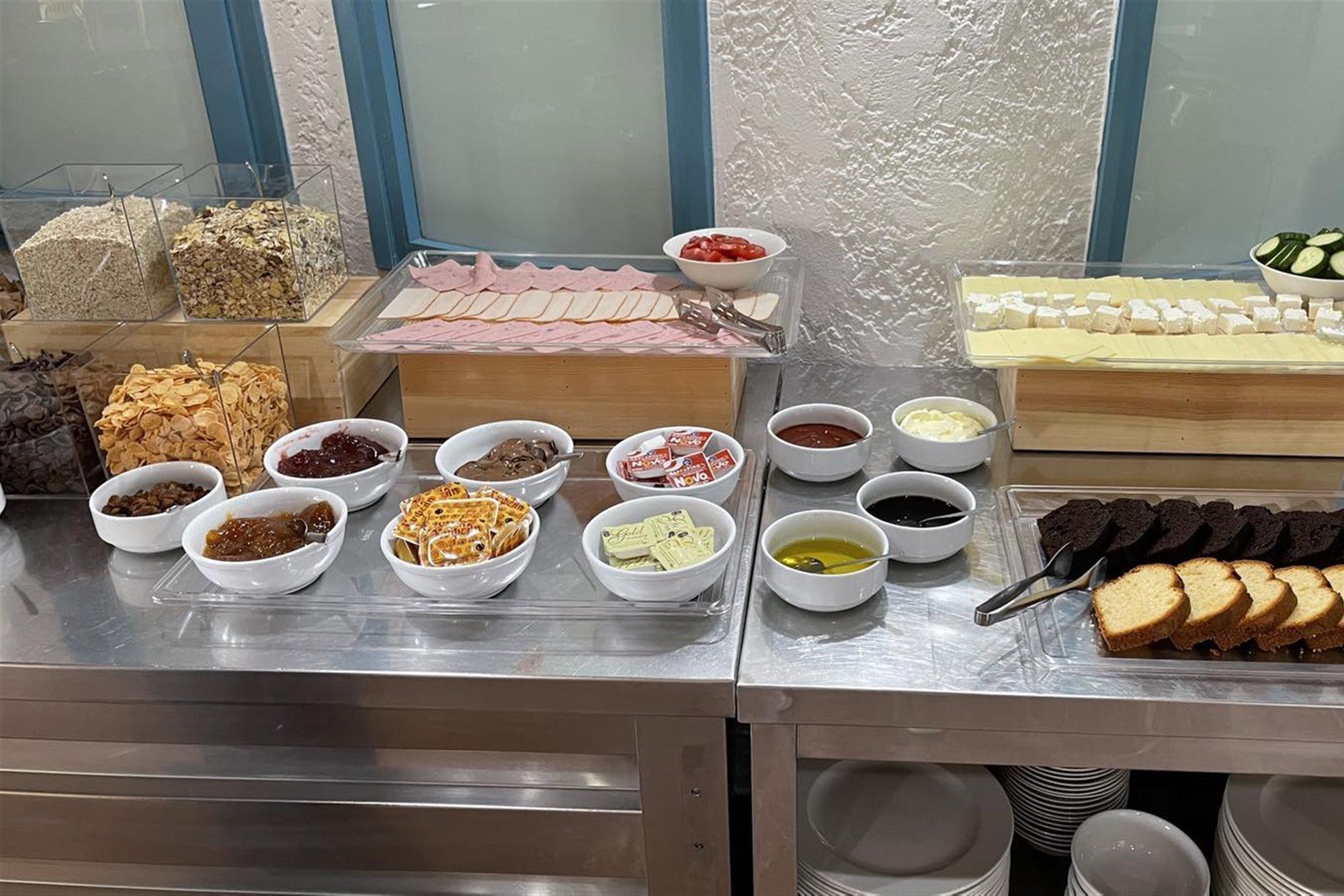 מאליה Nikos Hotel מראה חיצוני תמונה