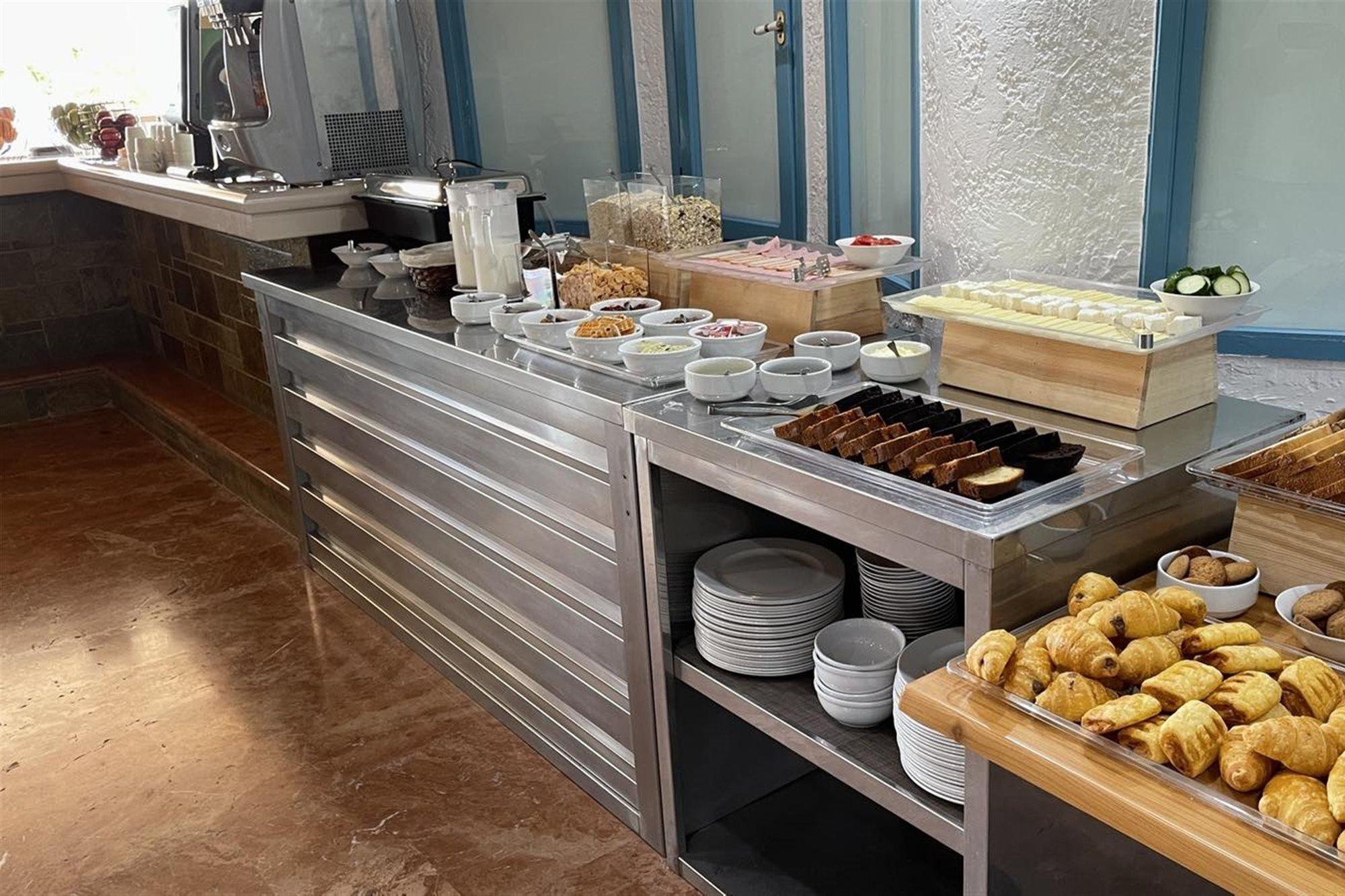 מאליה Nikos Hotel מראה חיצוני תמונה