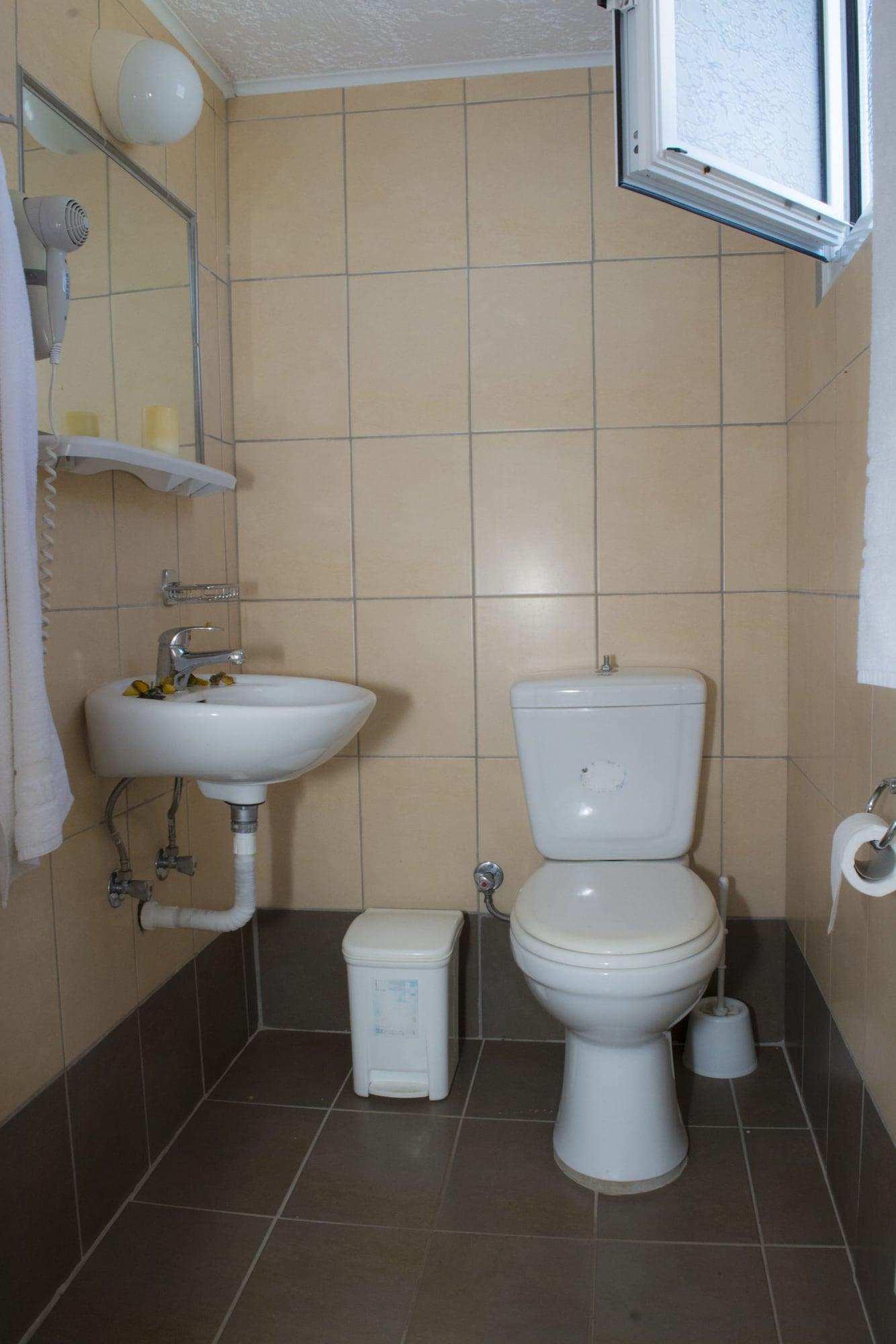 מאליה Nikos Hotel מראה חיצוני תמונה