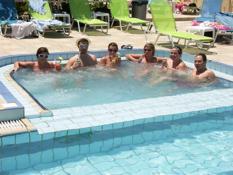 מאליה Nikos Hotel מראה חיצוני תמונה