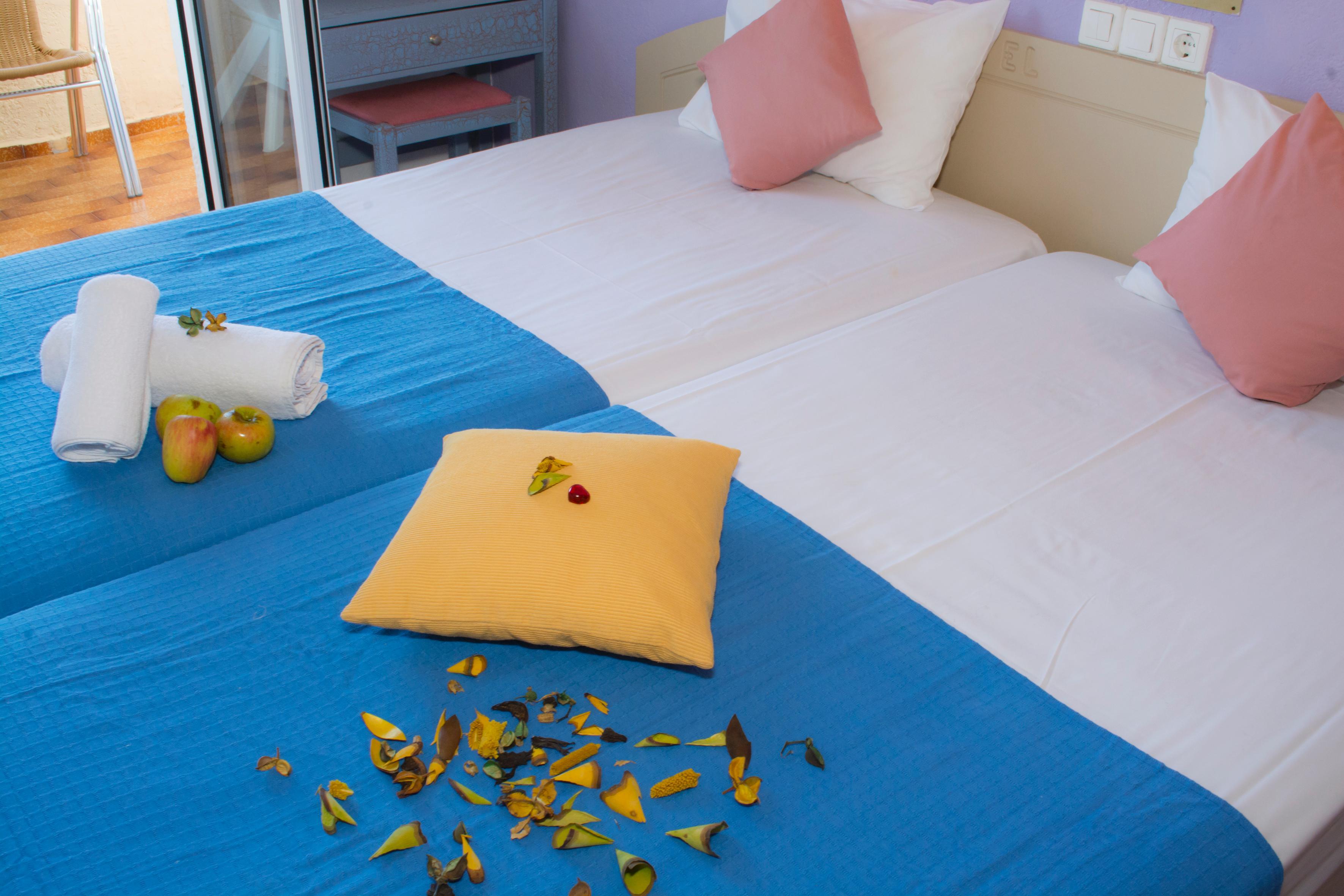 מאליה Nikos Hotel מראה חיצוני תמונה