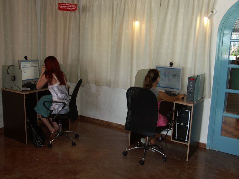 מאליה Nikos Hotel מראה חיצוני תמונה