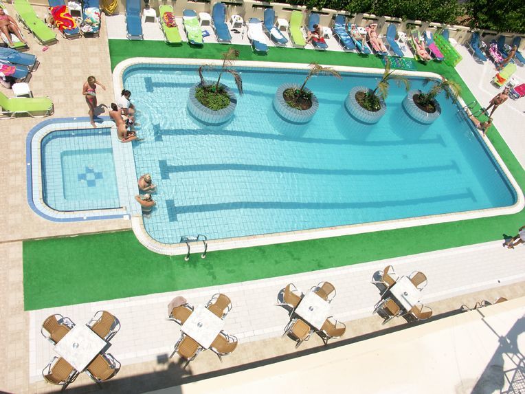 מאליה Nikos Hotel מראה חיצוני תמונה