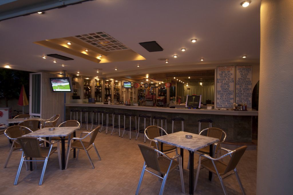 מאליה Nikos Hotel מראה חיצוני תמונה