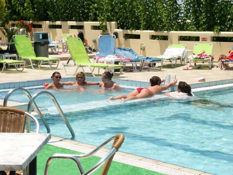 מאליה Nikos Hotel מראה חיצוני תמונה