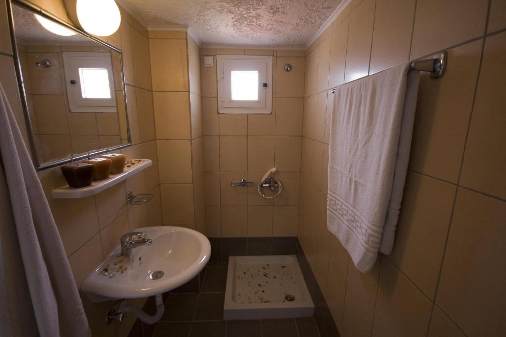 מאליה Nikos Hotel מראה חיצוני תמונה