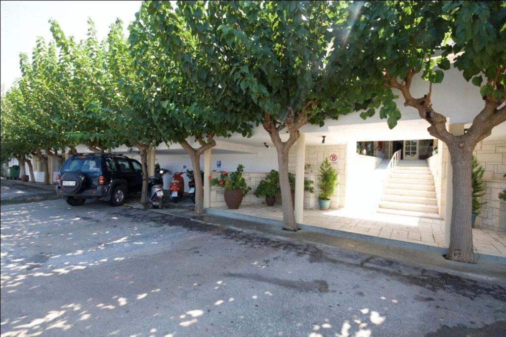 מאליה Nikos Hotel מראה חיצוני תמונה