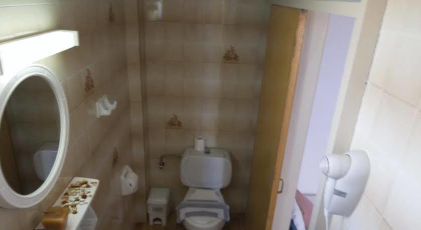 מאליה Nikos Hotel מראה חיצוני תמונה