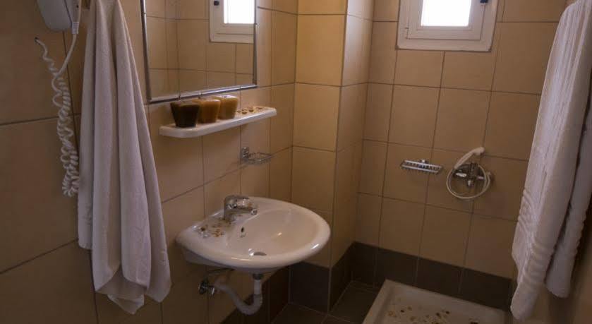 מאליה Nikos Hotel מראה חיצוני תמונה